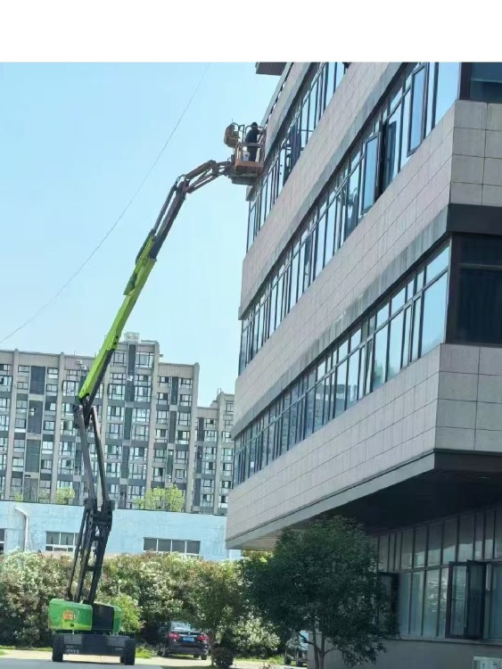 高效安全，靈活便捷——上海昭晨機械設備租賃在嘉定區的16米曲臂車租賃與弱電安裝服務解析